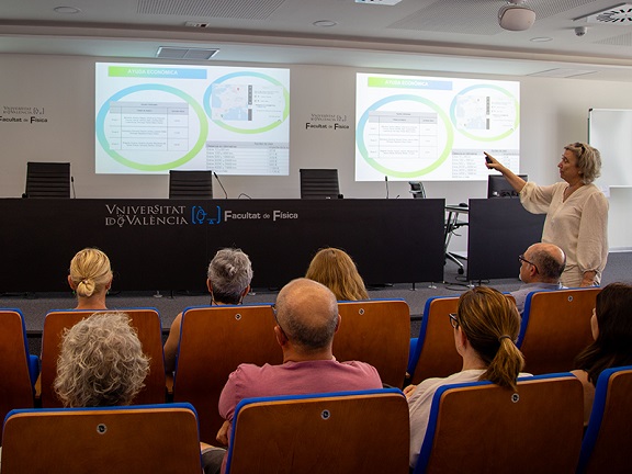 Reunió informativa sobre beques de mobilitat i internacionalització del PTGAS de la Facultat de Física de la UV - imatge 0